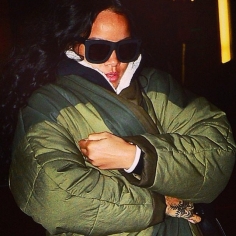 RIHANNA rocking GREY ANT Status 2